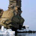 Прозрачная вода и палящее солнце постоянно создавали иллюзию летнего тепла. Порой я забывался и запихивал руку в воду, где чудовищный, словно бьющий молотком по пальцам, холод возвращал к суровой действительности.