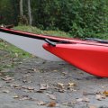 &nbsp;Qanik выглядит существенно длиннее чем Tempest-170 благодаря длинному поднятому носу, хотя по-сути разница составляет всего 28 см. (546 &nbsp;против 518 см.в пользу Qanik-а). &nbsp;На воде каяк ведет себя чреззвычайно тихо, что сразу вызвало у меня какое-то смутнение... я не привык чтобы каяк был настолько тихим, а весло проходило сквозь воду настолько легко и без единого шума-всплеска.