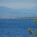 Кандалакша
сейчас заслонена от меня островами, видны только портовые краны. До них от меня
ровно 14 км.