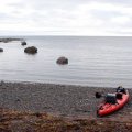 8:00.
Уже гребу. Море чуть колышется, ощущается слабое хаотичное движение воздуха. Это
всё что осталось от волн и ветра. Небо затянуто облаками, море опять серое, но
на горизонте светлая полоска.&nbsp;