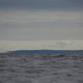Облака
постепенно стали разряжаться, море стало голубым.9:56.
Достиг Пежострова. Пройдено ровно 10 км!!! Ещё день не начался, а уже треть
нормы сделал!!!

Передо
мной очередной пролив, называется Прямая Салма. Впереди на горизонте видны
тёмно серые полоски островов. Беру курс на самый крайний из них. Это либо
Кишкин, либо Черемшиха, либо Сидоров. Там на месте разберусь. Мне на Сидоров,
на самый дальний.&nbsp;