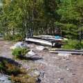 В
2009-м тут ещё был деревянный навес, хорошо видный с воды. Теперь его нет. А я
именно на него ориентировался в своих поисках. Нашёл трещину в скале, в которой
у нас был костёр. Потом пошёл обратно. Тишина, тепло, штиль, солнце, золотые
деревья у воды. Красотища такая, что хочется лечь и умереть прямо тут. Хотя
наверное меня восхищает не сама красота, а умиротворённая атмосфера этого
уголка. Костику не понять.&nbsp;