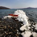 Однако, для морского каякинга нет плохой погоды. Как человека непьющего, а также мало увлеченного охотой и побирательством, процесс сбора черемши меня заботит крайне мало. Поэтому большую часть времени одиноко болтался на воде, лениво разглядывая знакомые берега.