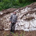  Если
Вы думаете, это результат банального схода, то глубоко заблуждаетесь. 
 
Это злой дух, Ильбегень, каменный дракон, каждую весну, хочет выползти из недр
озера и вновь заняться своими темными делишками. Но дремлет богатырь Сартакпай,
отрывает его от земли и вновь бросает громадную зверюгу в пучины озера. Когтями
цепляется за горы, не то змей не то дракон. И этот ледник результат их борьбы. 

 Колдер,
вот где мы наметили первую ночевку. Наше место занято, но берег большой.
Встали, разбили лагерь, настроили приемник на любимую волну «китайские
китайцы», плотненько покушали.  
 
Звезды высыпали на небо сидим, считаем. Много легенд и сказаний сложено о
Телецком озере, говорят, что ветер может подняться ни с чего, верить этому или
нет, это Вам решать, но это правда. Сидим, звезды считаем, болтаем потихонечку,
дровишек подбросили в костер, побольше да потолще, ветерок дует с юга, палатка
на приличном расстоянии, вдруг как развернется и как дунет, дунет, как будто
реактивный самолет пронесся над нашими головами, минута, другая и все стихло.  
 
Мы от греха подальше затушили костер и на бочек. А, чтоб хорошо спалось,
послушайте очередную легенду. Давно это было. На месте, где сейчас плещутся
волны Телецкого озера, была чудесная долина окруженная высокими и обрывистыми
горами и жили там два могучих богатыря и каждый из них считал, что только он
достоин быть хозяином всей долины.  
 
Не раз они сходились в жестких поединках отстоять свое право на долину, но
победителя ни когда не было. Устали духи гор и вод от их постоянной вражды,
вызвали их к себе и поставили испытание, кто первый из них заговорит тот и
потеряет право на долину на веки вечные. 
 
Разошлись богатыри по разные стороны долины, уселись друг против друга, сидят,
молчат, день молчат, два молчат, так прошел год, другой. И вот однажды увидели
они, как внизу по долине идет девушка неописуемой красоты, не выдержало сердце
у богатырей, забилось, заклокотало, забыли они про испытание и оба одновременно
воскликнули: «О, как зовут тебя, красавица?»,  
«Теле, Теле» - пронеслось над долиной.  
 
И сразу небо стало черным от туч, засверкали молнии, загрохотал гром. Густой
молочный туман спрятал красавицу от глаз богатырей. Сто дней и сто ночей
бушевала стихия, а когда туман рассеялся, увидели они, что стоят они у берегов
красивейшего озера, и превратились они в ветер, один дует с севера, другой с
юга. 

 Утром пошли ловить рыбу. Ловили тайменя, а
что поймали, 