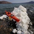 Но клонившееся к горизонту солнце, усиливающийся ветер, и показавшиеся первые барашки на макушках волн, вновь загнали меня в уютное нутро каяка.Теперь медитировать придется глядя лишь на стрелку нового компаса на носу моего Tempest. Кстати, в этот раз пошел на сит-ин каяке, начав потихоньку осваивать новое для меня плавсредство.
