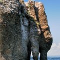Веслобродил долго и далеко, но про фотоаппарат вспоминал крайне редко — в начале и конце пути, проходя мимо острова Уши. Однако, выложу на всеобщее обозрение сей незамысловатый объект, тем более, что снимал его весной в обледеневшем состоянии. Забавно сравнить два сезона.