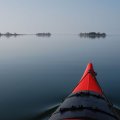 Поверхность моря (надо же, стал называть этот водоём МОРЕМ!) абсолютно гладкая, попадаются лишь блуждающие волны от прошедшего где-то катера.