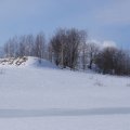 Еще выше по течению находится городище Георгий, но весной и летом с воды его видно не очень хорошо - закрыто зеленью, а вот на зимней фотографии прекрасно читается и городище и рельеф. Городище расположено на острове, который в августе-сентябре становится полуостровом. Это вид со "дна".