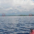 Собственно говоря, дальше начинался фрагмент Веряжи, где я ни разу не был. У реки широкая пойма, и в разлив она весьма впечатляет размерами (в особенности если впервые увидать ее по осени).Фотографировать современные дачные деревни особого желания не было, тем более, что я неумолимо приближался к конечной точке этого отрезка пути.Здесь я впервые понял, что сейчас существуют 2 гарантированных ориентира приближения к Новгороду, заметные на значительных расстояниях: телевизионная вышка (кружок слева) и колокольня Юрьева монастыря (кружок справа). На фотографии не очень хорошо видно, но в реальности не узнать их невозможно - они заметны и с озера, и с Веряжи. Как только увидел - значит ты почти приехал в Новгород. 