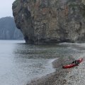      Дальше  по заповеднику собирался идти медленно,много
фотографировать, просто кайфовать. На этот раз не получилось. Пока я отдыхал на
берегу, погода начала быстро портиться. Задул сильный ветер с моря. Поднялась
волна. Направление волны было сбоку и чуть сзади к моему курсу. Продвижение
вперед волны не особо тормозили, но стало сложнее сохранять положение гребца
сверху лодки. С воды фотографировать уже не получалось. После того, как я пару
раз чуть не кильнулся попав под гребень, вообще очень захотелось все вещи
закрепленные на деке, включая фотоаппарат в герме, убрать пониже внутрь лодки
от греха подальше, чтобы не смыло. Для этого зашел в бухту Среднюю, чтобы под
прикрытием мыса вылезти и перепаковаться. Дальше всю дорогу по заповеднику
смотреть приходилось не на красоты, а внимательно на волны вокруг. Дошел до
бухты Спасения, дальше в этот день решил не идти. 