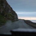 Ограничение скорости было то ли 60, то ли 80. Я уже привык к
тому, что в Финляндии или Норвегии на любой самой извилистой дороге можно ехать
на максимальной разрешённой скорости и при этом не бояться улететь на повороте.
Но по этой трассе я тащился со скоростью 40. Не знаю, как тут можно ездить
быстрее. 

23 июня 2013, вс.

00:39. Материк закончился. Въехали в тоннель, который ведёт
на остров Магерё. Длина тоннеля 6,87 км. В начале тоннеля значительный уклон вниз
(10%). Но т.к. горизонт не виден, то уклон не ощущается, зато по спидометру
видно, как машина стремительно разгоняется. Жутковато. Приходилось тормозить. В
конце тоннеля такой же крутой подъём. Т.к. я ехал на круизе, то машина чуть не
заглохла, еле успел переключиться на пониженную передачу. 

Уже на острове через 9 км поле подводного тоннеля въехали
ещё в один тоннель. В нём почему-то был сильный туман.&nbsp;