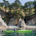 Морской каяк при пятиметровой длине обладает достаточно вместительным нутром, куда можно запихать необходимое для длительного бомжевания имущество. Приличная скорость и мореходность позволяют проникать в любые уголки доступной акватории. Можно без риска протискиваться в лабиринте скал, заплывать в узкие гроты, высаживаться на любой понравившийся берег.