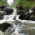 Небольшой каскад журчащей воды.

