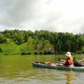 Таня
применила ноу-хау, привязала небольшие веревочки на весла и можно обойтись и
без юбки.

Идем рядом, стараемся держаться вдоль
берега, кругом острова, острова, острова. 