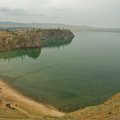 Вид на Хужирский залив. Немного виден сам поселок Хужир,
столица и туристический центр острова. Погулял 
несколько часов по окрестностям. В одном из магазинов обзавелся новым
котелком в виде консервной банки с персиками.