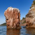 Вода еще достаточно теплая, чтобы из одежды ограничиться гидромайкой и неопреновыми трусами. Хорошо, что в последний момент вернулся и снял с себя гидрокостюм. Но все же поразили подводные охотники, несколько часов непрерывно бултыхающиеся в октябрьской воде. Лишь торчащие цветные трубки и сосредоточенное пыхтение, далеко разносящееся над поверхностью моря, выдают скромных тружеников гарпуна.