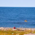 Огибаем мыс Кийский. Впереди в 10 километрах от нас высокий берег полуострова Средний. Нас от него отделяет губа Большая Волоковая. 
