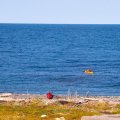 Огибаем мыс Кийский. Впереди в 10 километрах от нас высокий берег полуострова Средний. Нас от него отделяет губа Большая Волоковая. 
