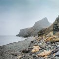 Перебрались через пролив, и оказались на Аскольде. Там временами настоящяя Исландия: цветущие кусты и снежные шапки.
