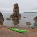 Двинулся
дальше. За следующей скалой меня ожидал сюрприз. Длинный узкий и при этом
достаточно глубоководный грот. Где-то под 20 метров входит внутрь.
Припарковался на камнях, чтобы немного пофотать вокруг, учитывая, что спешки в
тот день не было.