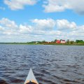 Последние строения поселка - дальше пустынные берега.