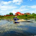 Возвращаемся в Петрилово.  Глянул на этот снимок и поймал себя на чувстве, похожем на умиление (хотя, понимаю, не такие чувства должны вызывать фото с каякерами). Прекрасная погода, пряничный домик на заднем плане, цветущая клумба водорослей на переднем. Назовем этот кадр "Каякерская пастораль".