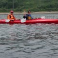 Это надежный и вместительный вариант -  между сидушек для взрослых есть мини-сиденье куда можно сажать ребенка, который еще до весла не дорос: