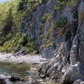 Под жопой ритмично хлюпает холодная япономорская вода. Неспешно фотографирую каменные огрызки морщинистой суши, понимая, что для отображения масштаба природного объекта в каждом кадре придется ловить еще и кого-нибудь из товарищей сокаячников.