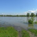 Вот здесь пацаны играли в футбол, а сейчас в водное поло можно.

Лето пришло, сразу за тридцать жарит, пора в поход, а вот вода не спадает и комары тут как тут.

Но откладывать нельзя так и жизнь пройдет. Вниз по Оби пойдем 70 километров, а там вверх по Чумышу 18 км., до первого поселка,
где есть подъезд к реке.