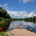 И настолько сильно было это желание, что просидеть
в лодке больше 2 часов не было ни каких сил. Приходилось высаживаться на диких
берегах, скакать, бегать, играть.
