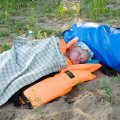К тому же младшего матроса одолела морская болезнь.
Если дома его было не уговорить на послеобеденный сон, то в лодке он мгновенно
засыпал под палящими лучами полуденного солнца. Приходилось искать тенистый
бережок и охранять его сон.
