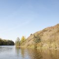 Только в этом месте, между озерами Пигасово и Кишемское холмы по берегам свидетельствуют о рукотворности канала в прежние времена. Не зря крестьяне бежали от непосильного труда. 
 
