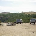 Забравшись на один из мысов тут же пересекаемся с группой туристов. "Буханка" - самое распространенное средство передвижения по местным ухабам и пескам.
