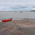 Походили по берегу, нашли&nbsp;недалеко избушку, перегнали туда лодки и рядом с ней встали лагерем. Тут очень&nbsp;уютный лес.