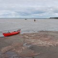 Походили по берегу, нашли&nbsp;недалеко избушку, перегнали туда лодки и рядом с ней встали лагерем. Тут очень&nbsp;уютный лес.