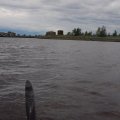 Пройдя мимо насыпей канала можно&nbsp;считать, что Сорокская губа пересечена. Прямо от насыпей берём курс на&nbsp;северо-восток вдоль берега.20:25. Проходим дачный посёлок&nbsp;Разнавалок. В поселке есть полуразрушенный, но всё равно действующий,&nbsp;причал.&nbsp;&nbsp;