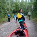 Пока таскали лодки, то у меня перед&nbsp;глазами стояла тележка. Когда ещё в Питере извлекали мою лодку из гаража, то тележка&nbsp;лежала буквально под ногами. Мы тогда с Женей единодушно решили, что брать её&nbsp;смысла нет, т.к. работы для неё будет маловато. И вот теперь я просто кусал&nbsp;себе локти. Места в лодке у меня навалом, вес значения не имеет. Ничего ведь не&nbsp;стоило её взять с собой. Даже ради этих несчастных 600 м.11:17. Наши лодки наконец-то&nbsp;оказались на берегу первого пресного озера.&nbsp;