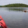 С озера видна гора Секирная с&nbsp;башенкой церкви Вознесения Господня в Свято-Вознесенском ските. Этот храм мы&nbsp;позавчера наблюдали с маяка на острове Большой Топ. А сегодня мы планируем его&nbsp;посетить!