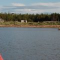 Высаживаемся посмотреть, а может&nbsp;и встать на ночь. Норму в 30 км сегодня выполнили.Тут добротная избушка с печкой.