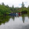 Обгоняем группу байдарочников. Совещаются или устроили перекус прямо на воде.